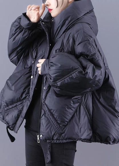 Schöne schwarze Kapuzenjacke mit lockerem Reißverschluss und warmer Winter-Daunenjacke