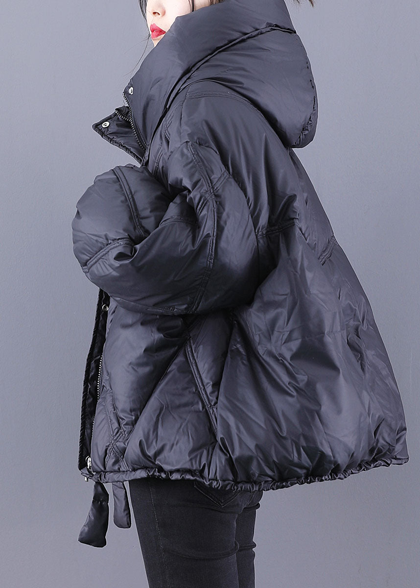Schöne schwarze Kapuzenjacke mit lockerem Reißverschluss und warmer Winter-Daunenjacke