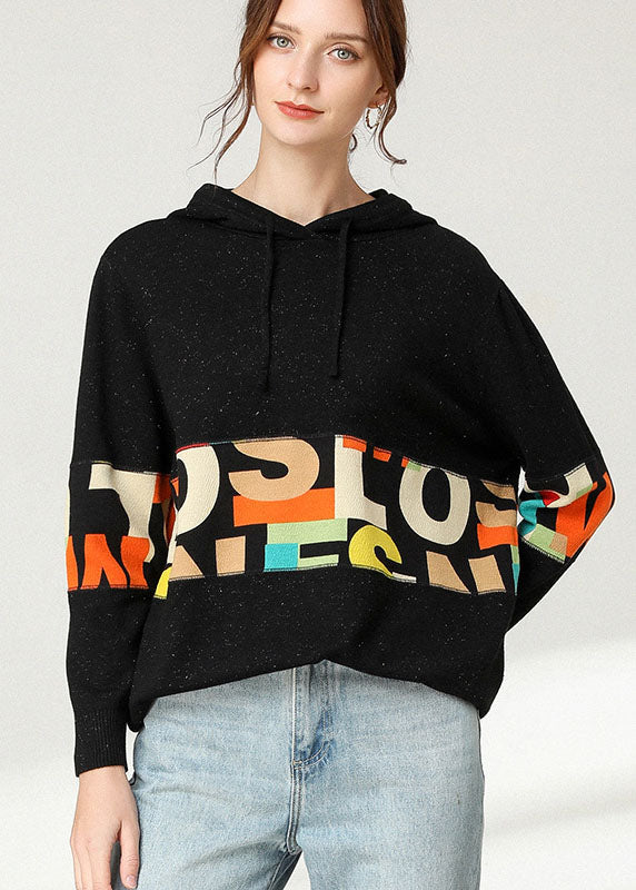 Schönes schwarzes Top mit Patchwork-Print und Kapuze