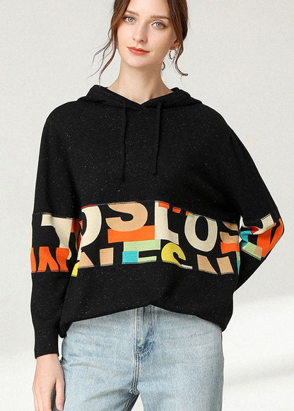 Schönes schwarzes Top mit Patchwork-Print und Kapuze