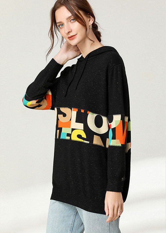 Schönes schwarzes Top mit Patchwork-Print und Kapuze