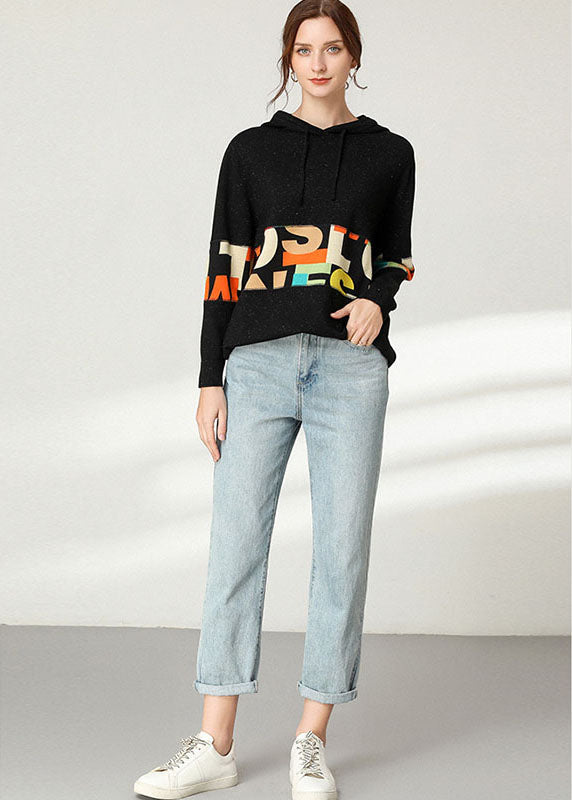 Schönes schwarzes Top mit Patchwork-Print und Kapuze