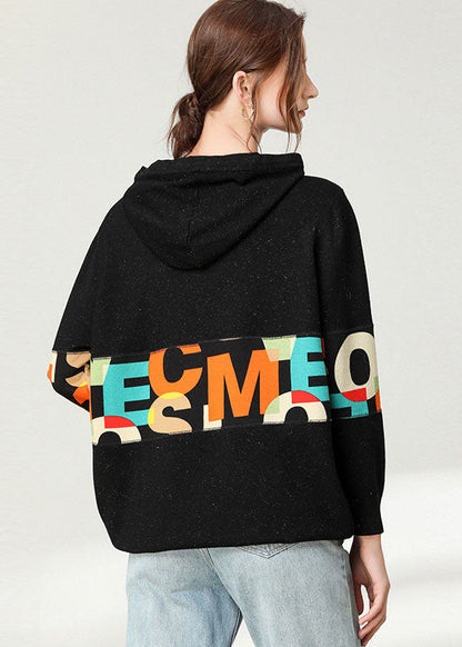 Schönes schwarzes Top mit Patchwork-Print und Kapuze