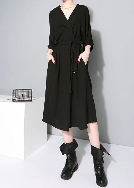 Wunderschönes schwarzes Kleid mit V-Ausschnitt und halben Ärmeln und Bindegürtel