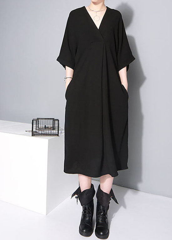 Wunderschönes schwarzes Kleid mit V-Ausschnitt und halben Ärmeln und Bindegürtel