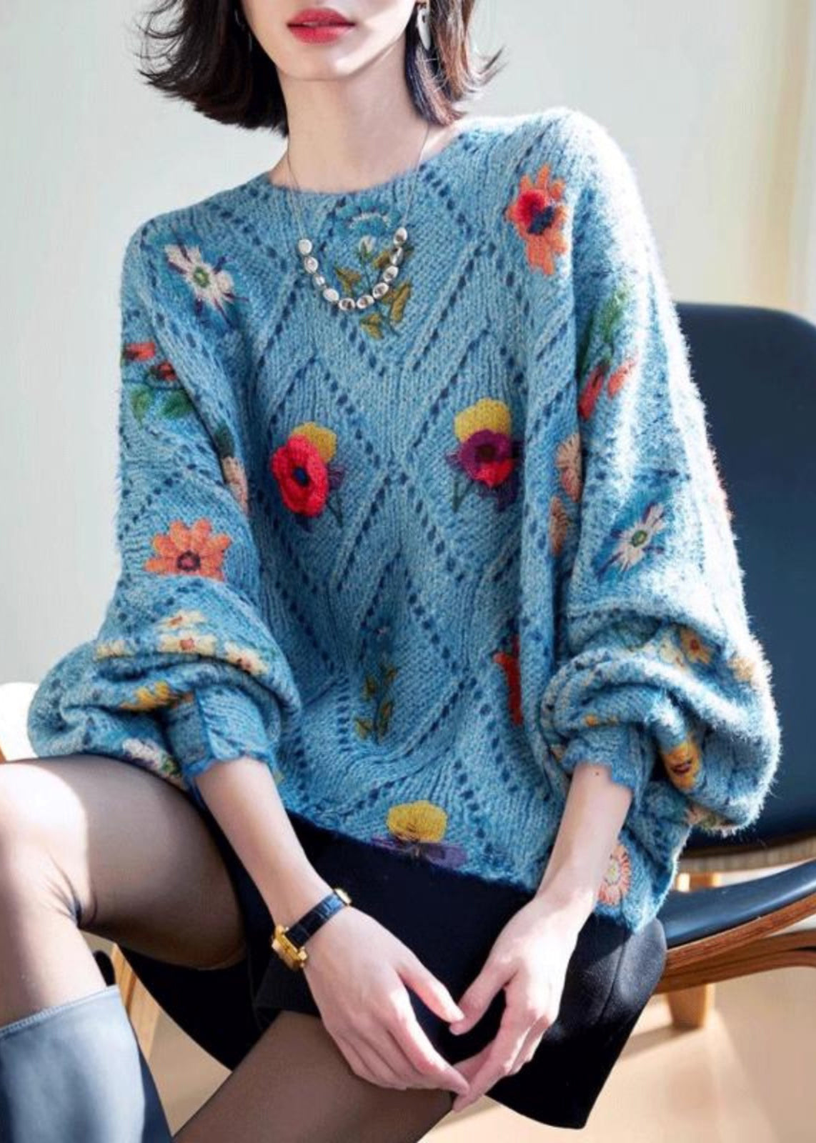 Wunderschöner blauer Baumwollstrickpullover mit Blumenmuster und Fledermausärmeln