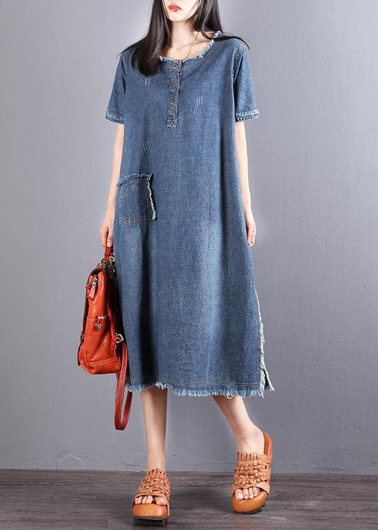 Schönes blaues Partykleid mit Taschen und Knöpfen im Herbst-Denim