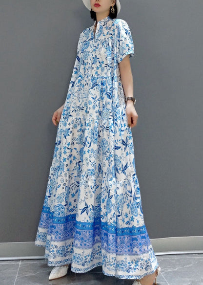 Schönes blaues faltiges Chiffon-Langkleid mit kurzen Ärmeln