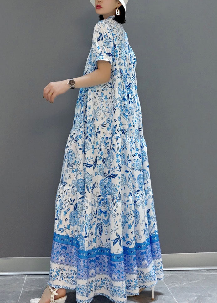 Schönes blaues faltiges Chiffon-Langkleid mit kurzen Ärmeln