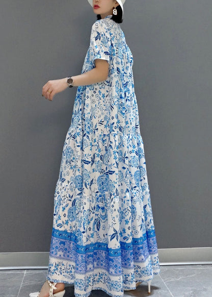 Schönes blaues faltiges Chiffon-Langkleid mit kurzen Ärmeln