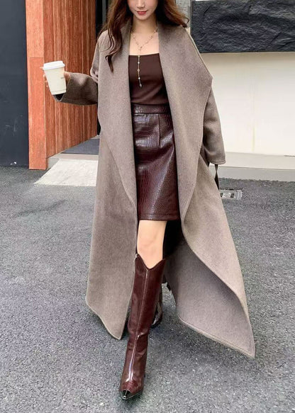 Wunderschöner brauner Oversize-Wollmantel mit Peter-Pan-Kragen für den Winter