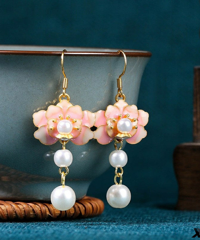 Hermosos aretes colgantes florales con perlas acrílicas doradas y cobre en bloques de color