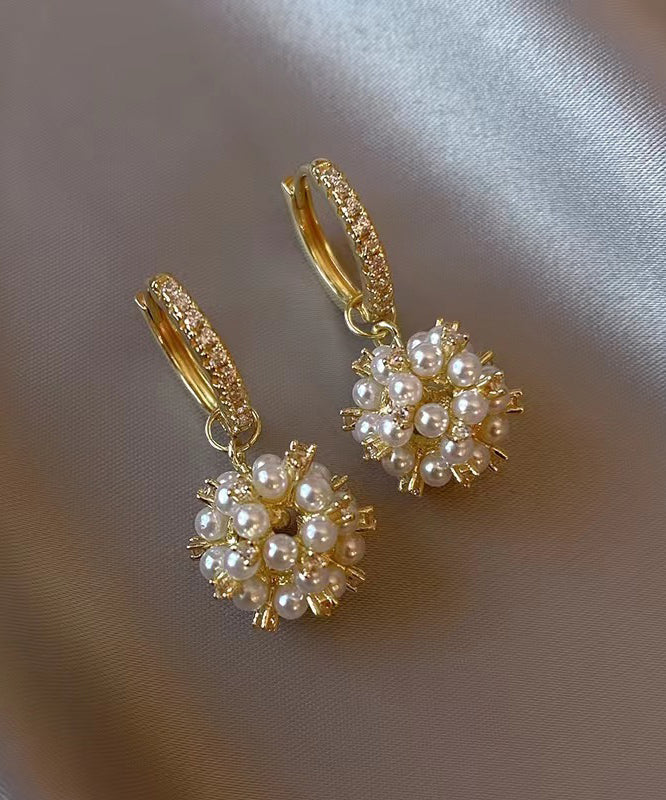 Hermosos aretes colgantes de bola de circonita y perla de metal dorado