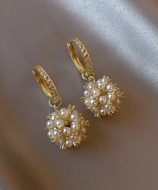 Hermosos aretes colgantes de bola de circonita y perla de metal dorado