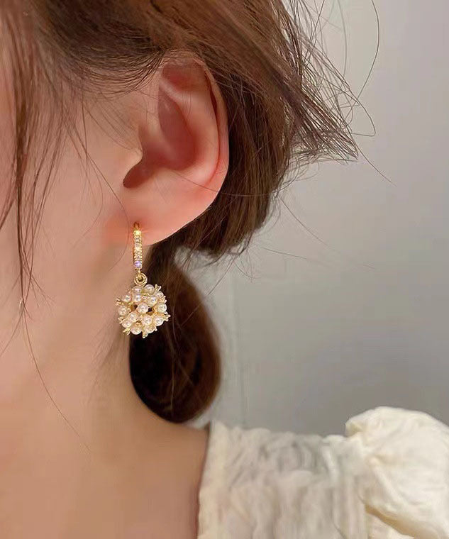 Hermosos aretes colgantes de bola de circonita y perla de metal dorado
