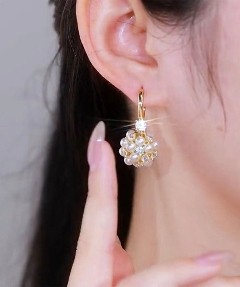 Hermosos aretes colgantes de bola de circonita y perla de metal dorado
