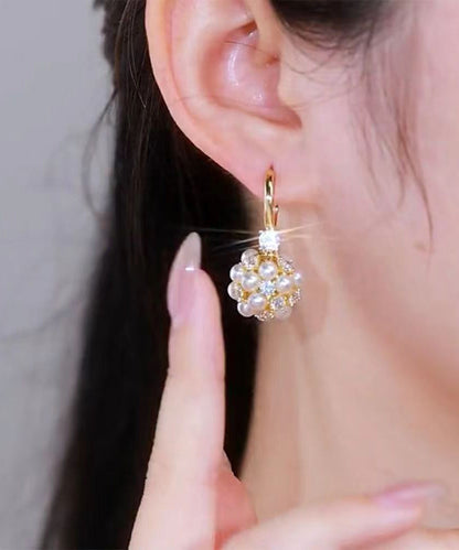 Hermosos aretes colgantes de bola de circonita y perla de metal dorado