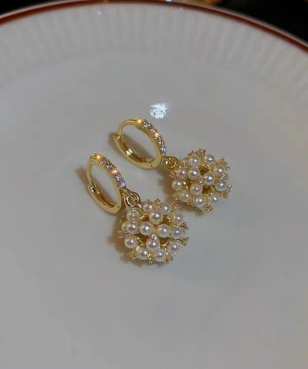 Hermosos aretes colgantes de bola de circonita y perla de metal dorado