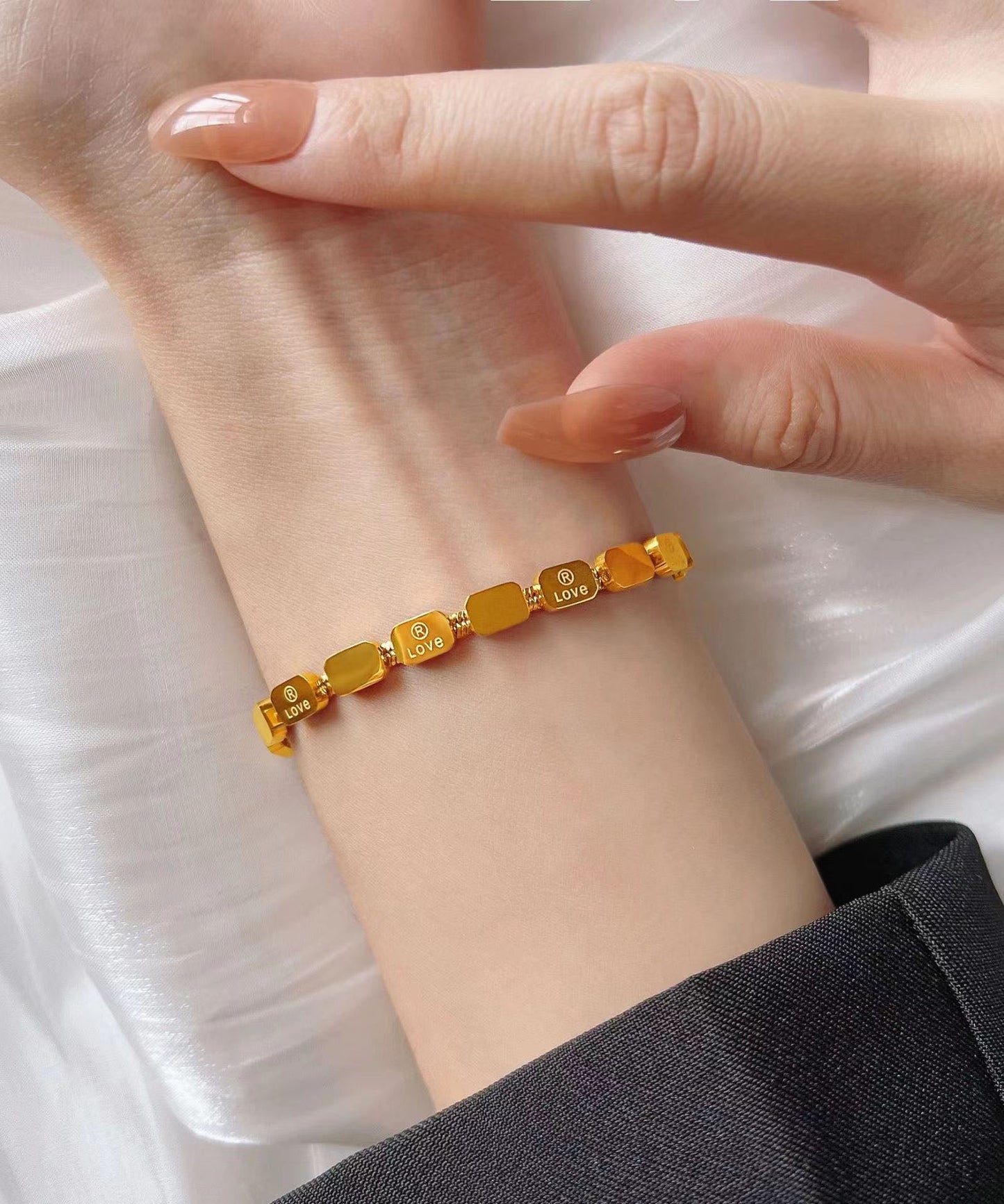 Wunderschönes goldenes Edelstahl-Armband mit Schlangenknochen-Kette und quadratischem Anhänger