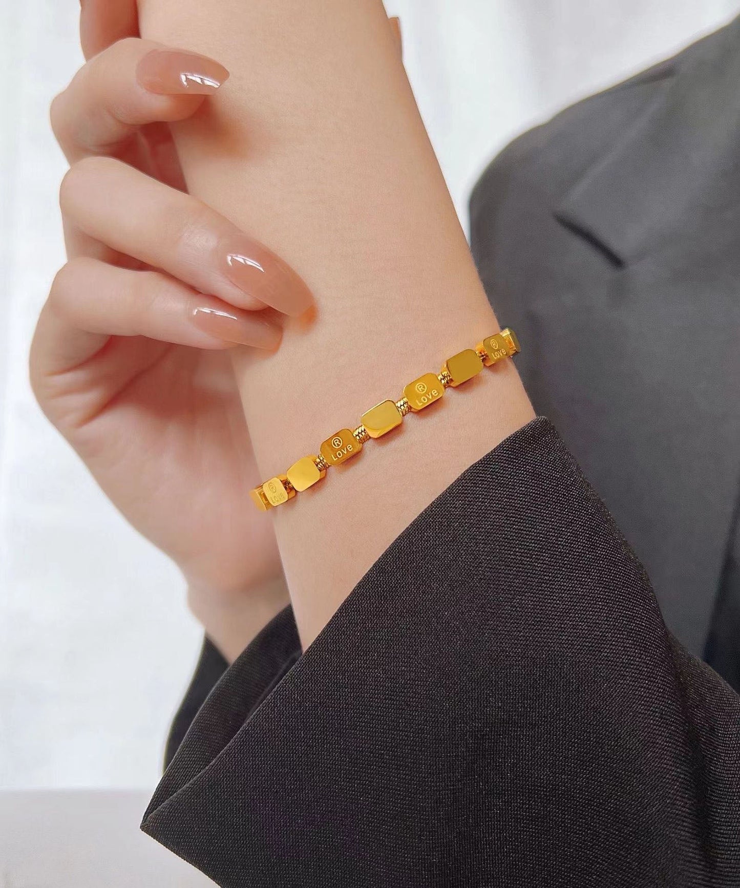 Wunderschönes goldenes Edelstahl-Armband mit Schlangenknochen-Kette und quadratischem Anhänger