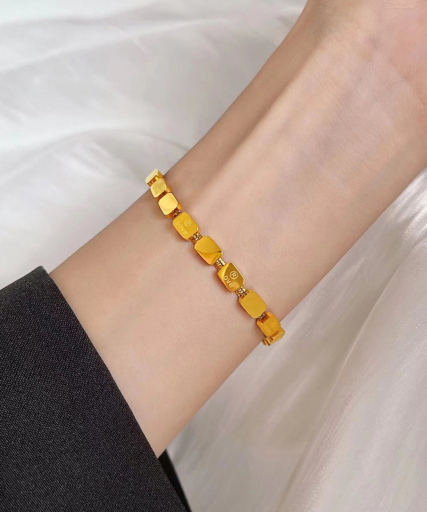 Wunderschönes goldenes Edelstahl-Armband mit Schlangenknochen-Kette und quadratischem Anhänger