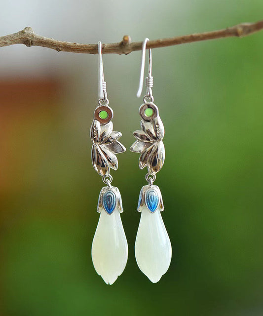 Hermosos aretes colgantes de jade y orquídea esmaltados con incrustaciones de plata de ley y oro.