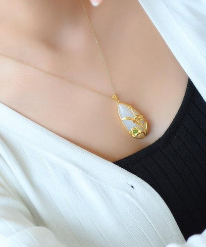 Hermoso collar con colgante de gota de agua de loto de jade con incrustaciones de plata esterlina dorada