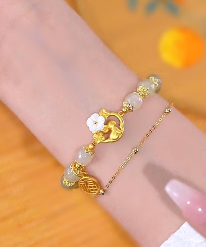 Wunderschönes vergoldetes Sterlingsilber-Armband mit eingelegtem Jade-Kaninchen und Blumen-Charm