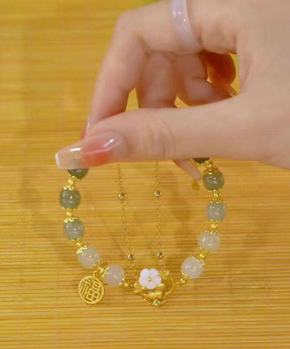 Wunderschönes vergoldetes Sterlingsilber-Armband mit eingelegtem Jade-Kaninchen und Blumen-Charm