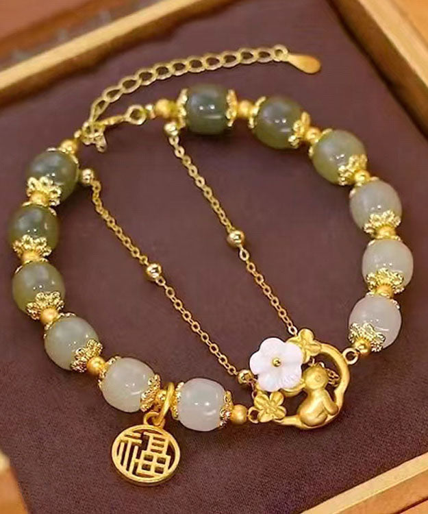 Wunderschönes vergoldetes Sterlingsilber-Armband mit eingelegtem Jade-Kaninchen und Blumen-Charm