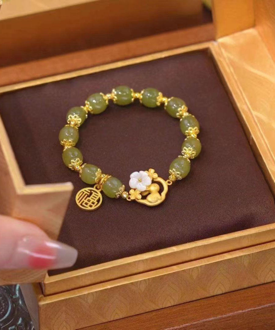 Wunderschönes vergoldetes Sterlingsilber-Armband mit eingelegtem Jade-Kaninchen und Blumen-Charm