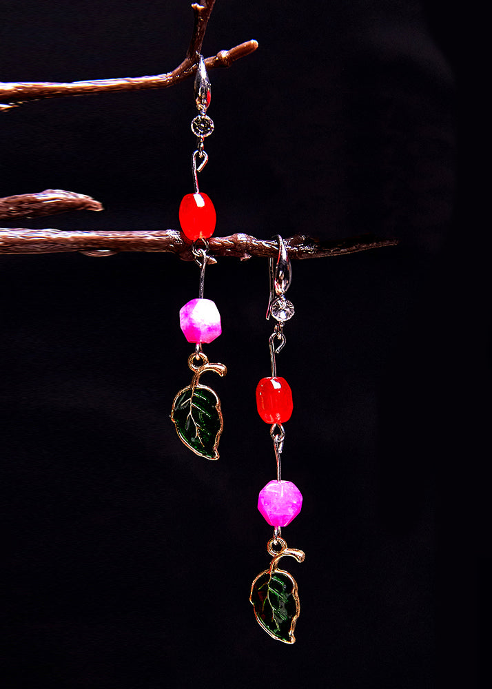 Hermosos aretes asimétricos de jade con hojas verdes