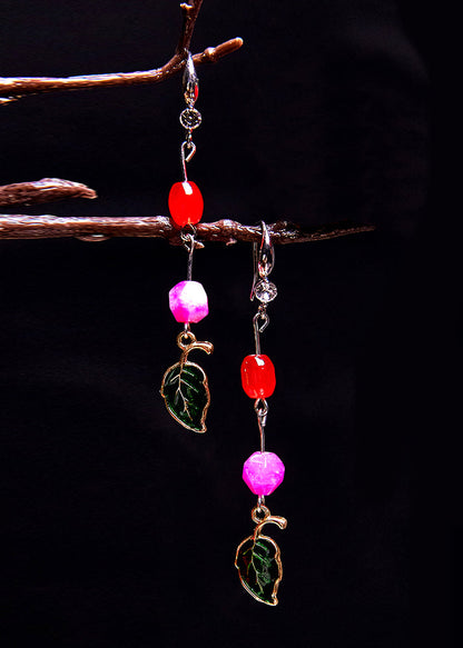 Hermosos aretes asimétricos de jade con hojas verdes