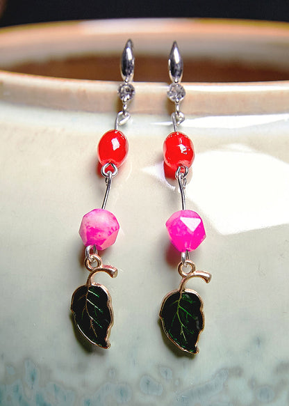 Hermosos aretes asimétricos de jade con hojas verdes