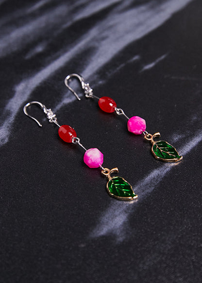 Hermosos aretes asimétricos de jade con hojas verdes