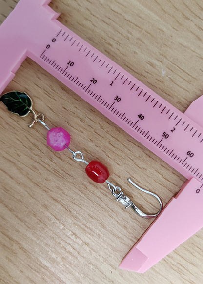 Hermosos aretes asimétricos de jade con hojas verdes