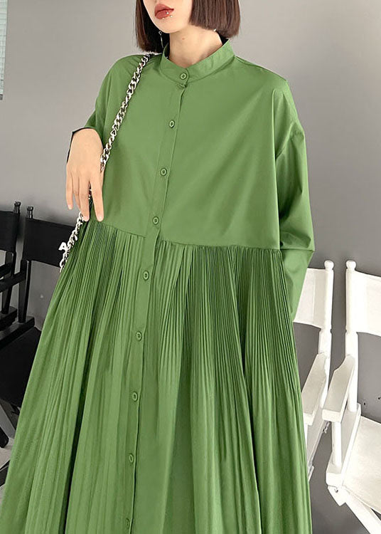 Schönes grünes, faltiges Langarmkleid mit Taschen und Knöpfen