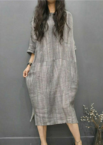 Schönes grünes Leinenkleid mit O-Ausschnitt, faltigen Seitenöffnungen und Fledermausärmeln