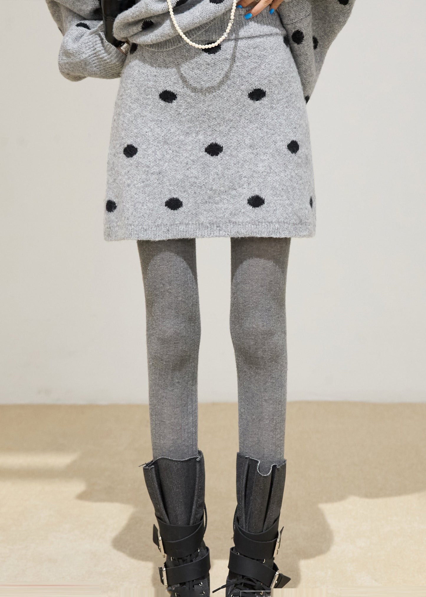 Hermoso conjunto de dos piezas de punto acogedor de gran tamaño gris para invierno