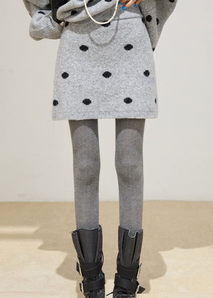 Hermoso conjunto de dos piezas de punto acogedor de gran tamaño gris para invierno