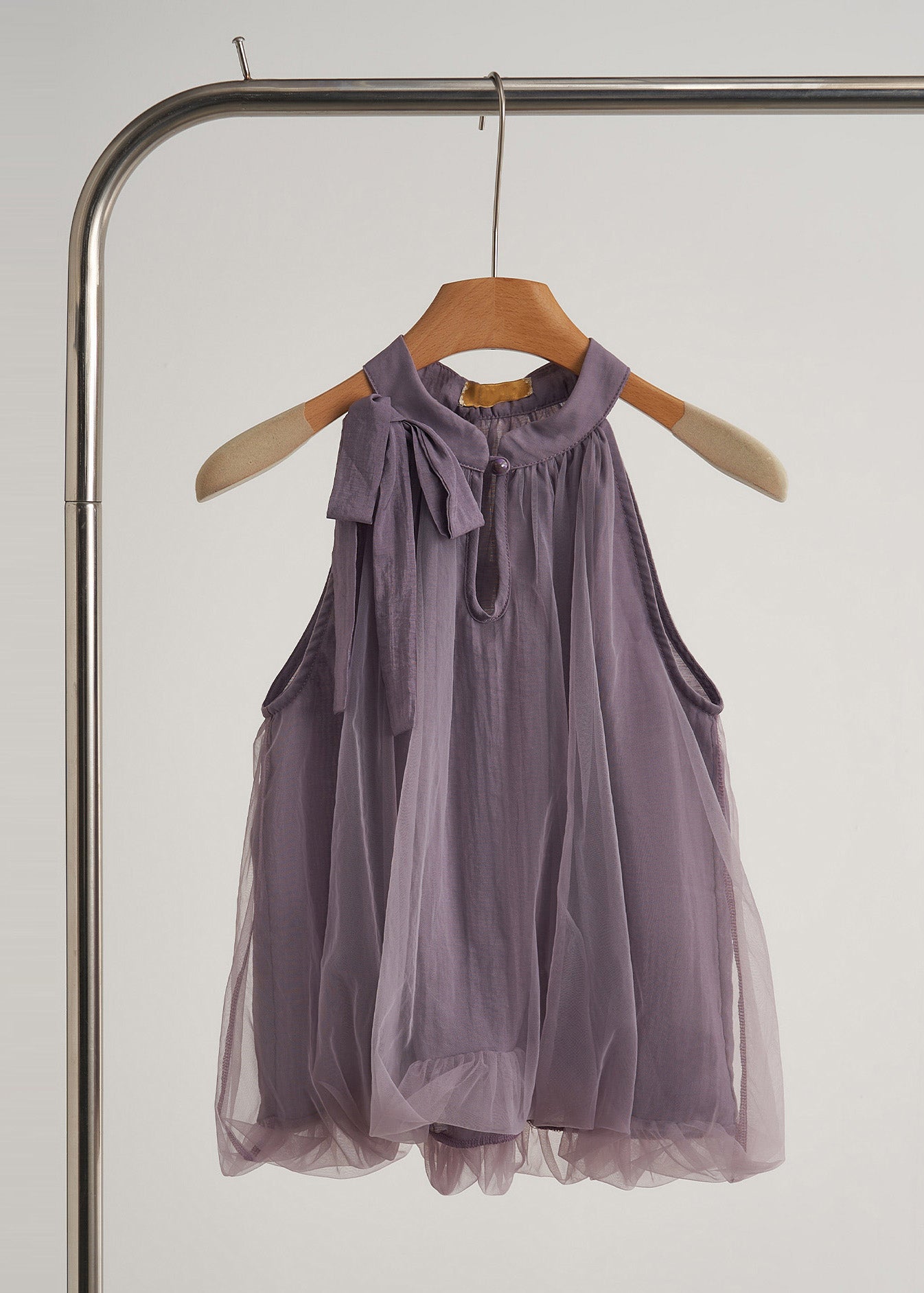 Wunderschönes zweiteiliges Set aus lavendelfarbenem Tüll mit Cut-Out-Schultern und Print für den Sommer