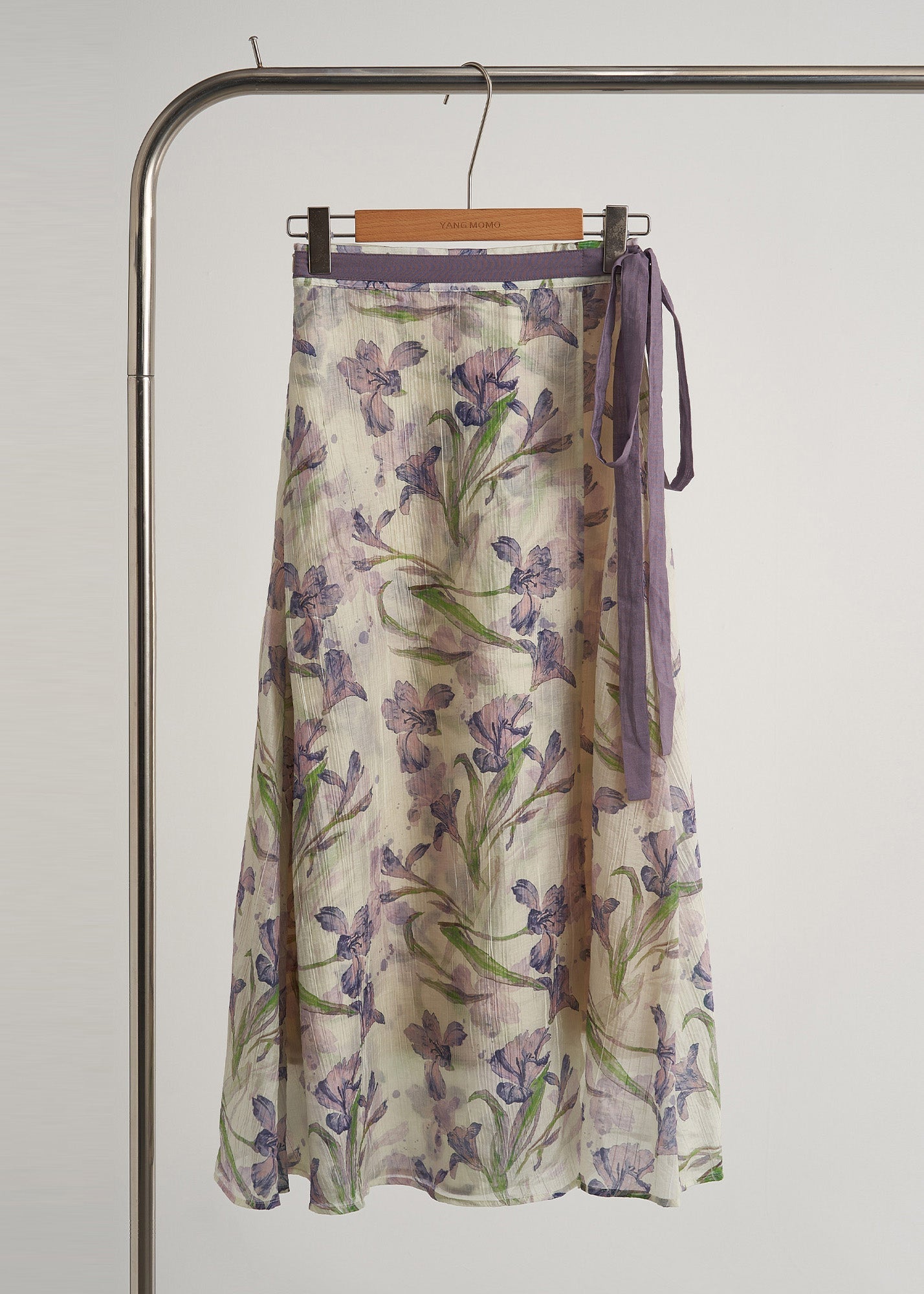 Wunderschönes zweiteiliges Set aus lavendelfarbenem Tüll mit Cut-Out-Schultern und Print für den Sommer