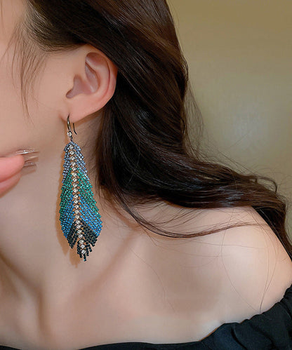 Hermosos aretes colgantes con borlas y hojas de plumas de circonita de cobre múltiple