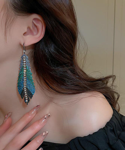 Hermosos aretes colgantes con borlas y hojas de plumas de circonita de cobre múltiple