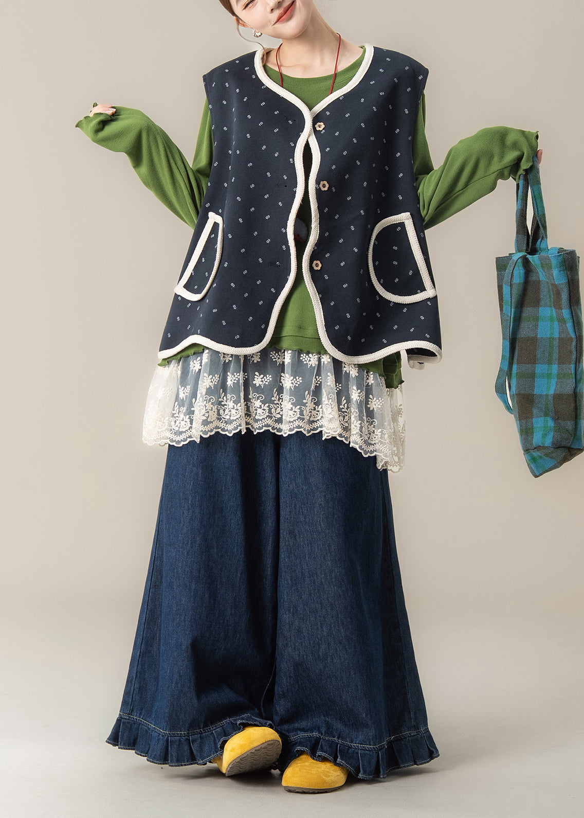 Wunderschönes dreiteiliges Set aus Weste, T-Shirt und Hose mit marineblauem Print aus Baumwolle für den Frühling