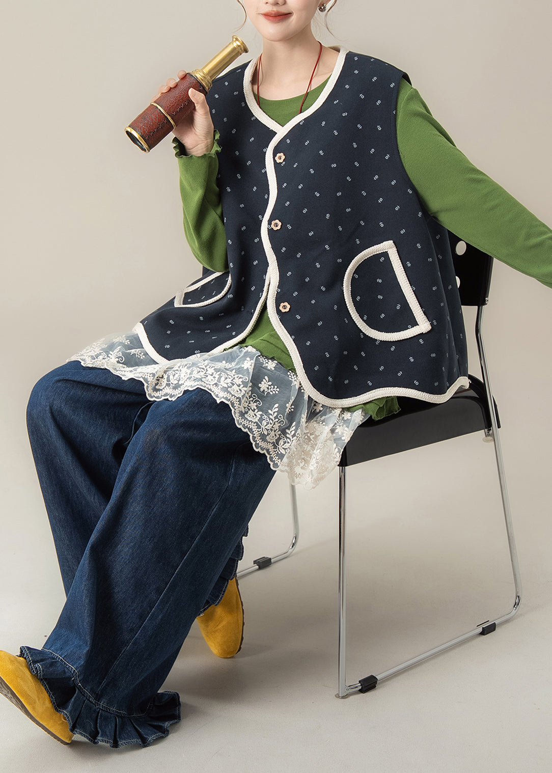 Wunderschönes dreiteiliges Set aus Weste, T-Shirt und Hose mit marineblauem Print aus Baumwolle für den Frühling