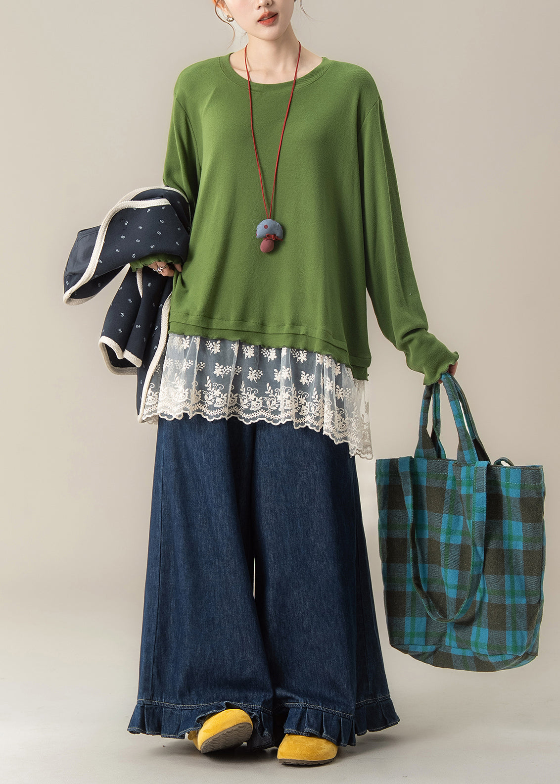 Wunderschönes dreiteiliges Set aus Weste, T-Shirt und Hose mit marineblauem Print aus Baumwolle für den Frühling