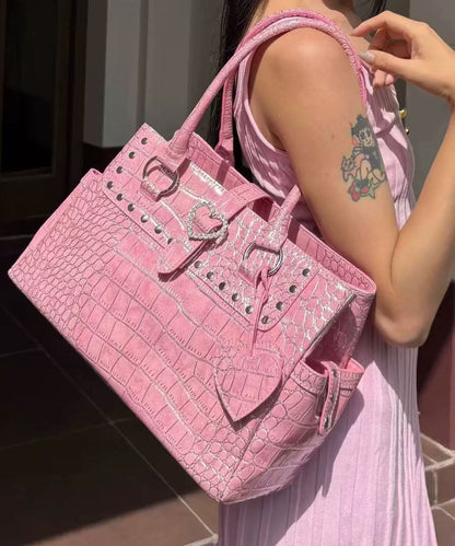 Wunderschöne pinkfarbene Nieten-Schultertaschen aus robustem Kunstleder