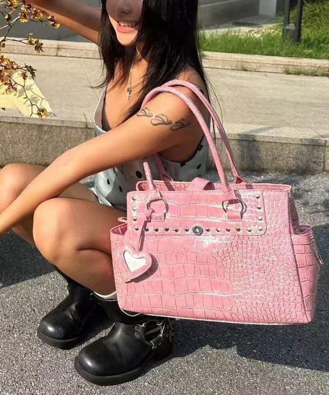 Wunderschöne pinkfarbene Nieten-Schultertaschen aus robustem Kunstleder