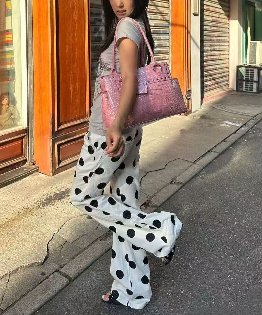 Wunderschöne pinkfarbene Nieten-Schultertaschen aus robustem Kunstleder